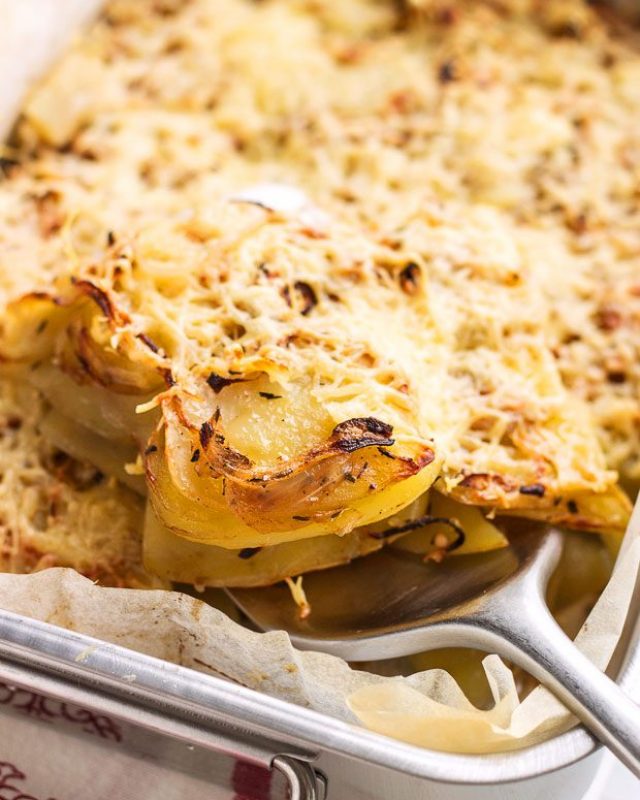 Onion Baked Potato Casserole - #recipe by #eatwell101 - https://www.eatwell101.com/potato-casserole-recipe