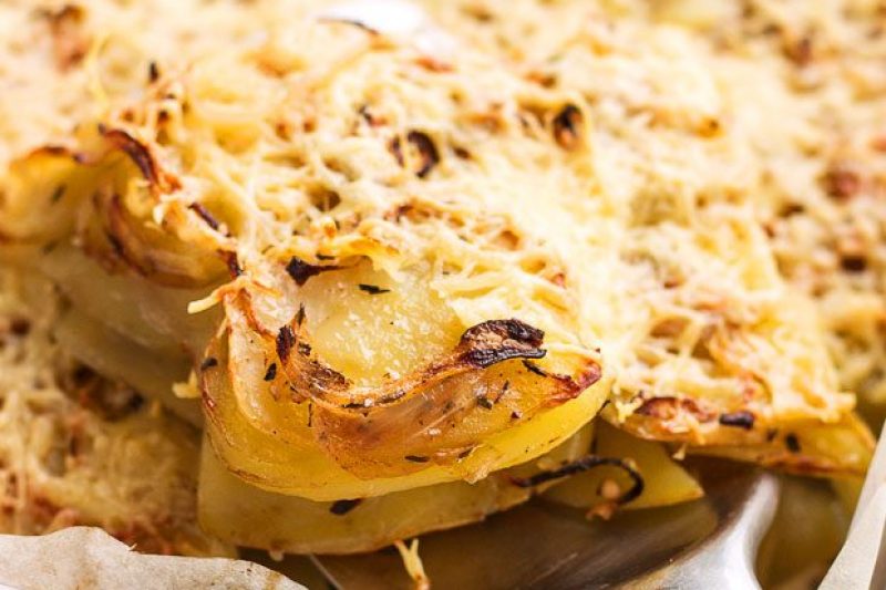 Onion Baked Potato Casserole - #recipe by #eatwell101 - https://www.eatwell101.com/potato-casserole-recipe