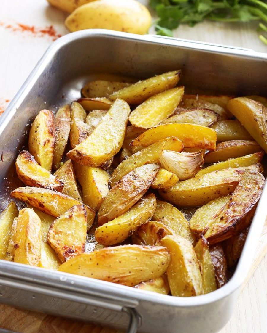 Garlic Parmesan Roasted Potatoes - #recipe by #eatwell101 - https://www.eatwell101.com/garlic-parmesan-baked-potatoes-recipe