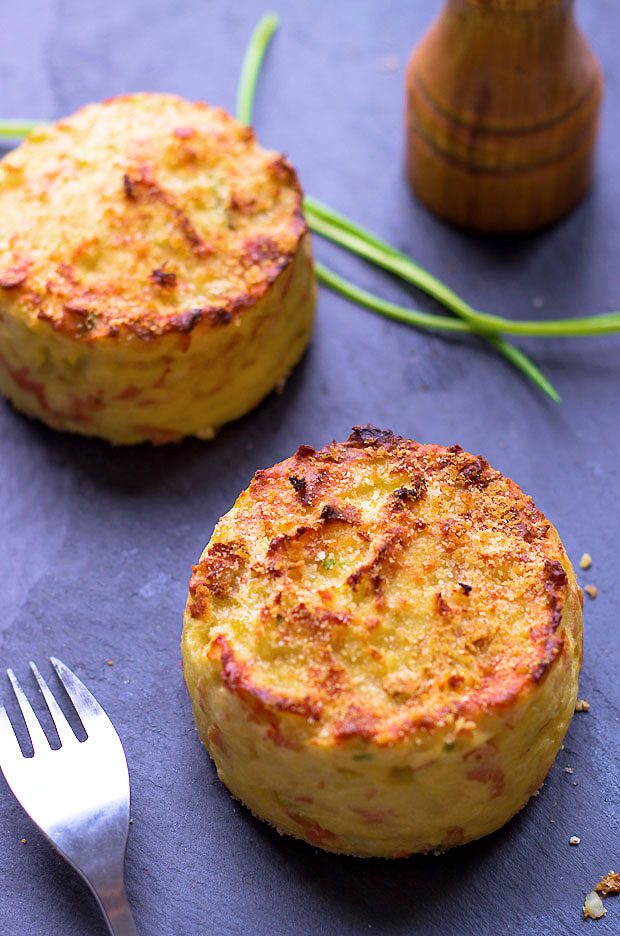 Oven Baked Mashed Potato Cakes - #eatwell101 #recipe #potato #sidedish - The ideal side to accompany holiday dishes: grilled meat, fish, poultry. 