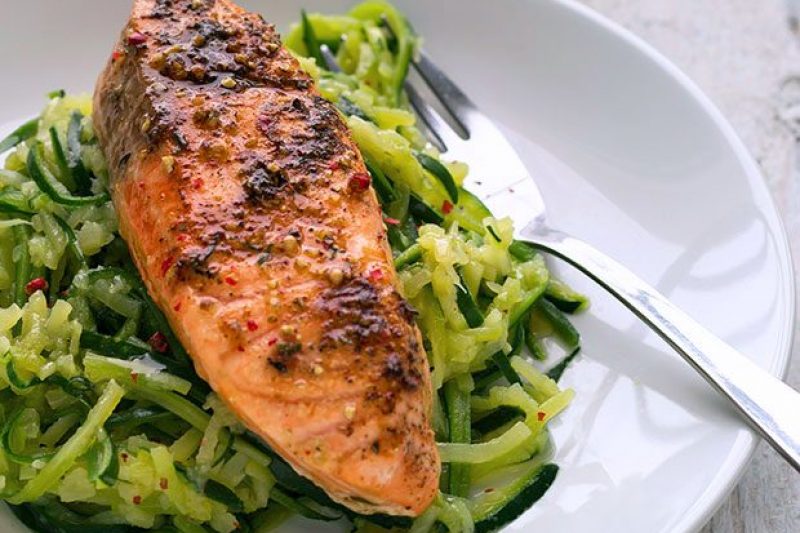 Oven Roasted Salmon with Zucchini Noodles - #recipe by #eatwell101 - https://www.eatwell101.com/roasted-salmon-with-zucchini-recipe