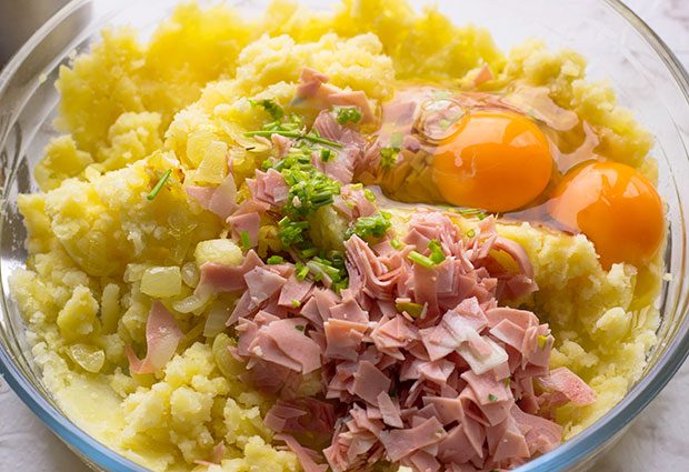 Oven Baked Mashed Potato Cakes - #eatwell101 #recipe #potato #sidedish - The ideal side to accompany holiday dishes: grilled meat, fish, poultry. 
