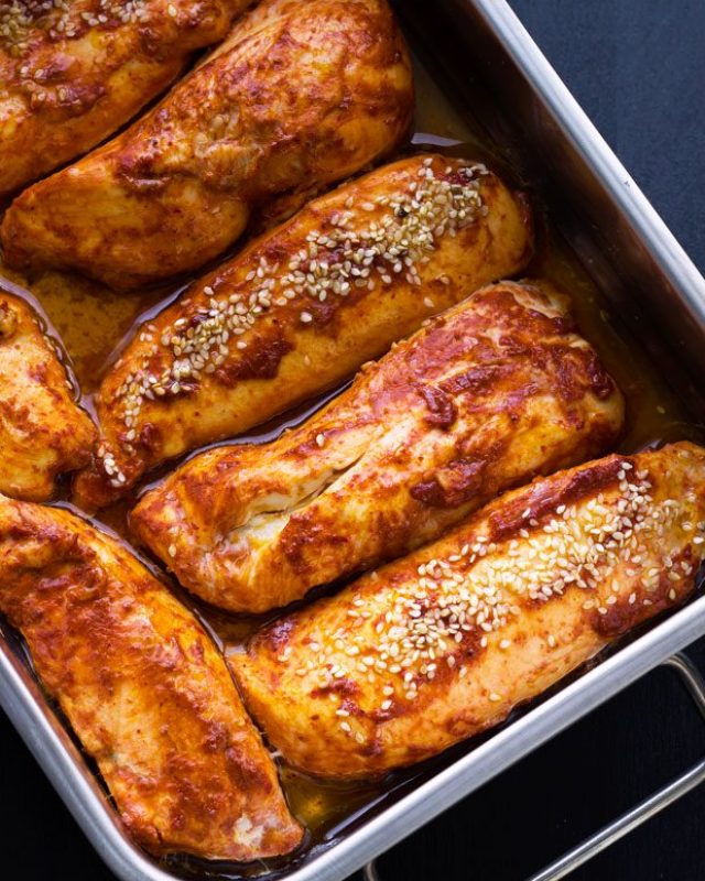 Roasted Sriracha Chicken Breasts - #recipe by #eatwell101 - https://www.eatwell101.com/roasted-harissa-chicken-breasts-recipe