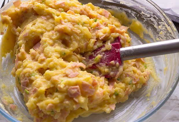 Oven Baked Mashed Potato Cakes - #eatwell101 #recipe #potato #sidedish - The ideal side to accompany holiday dishes: grilled meat, fish, poultry. 