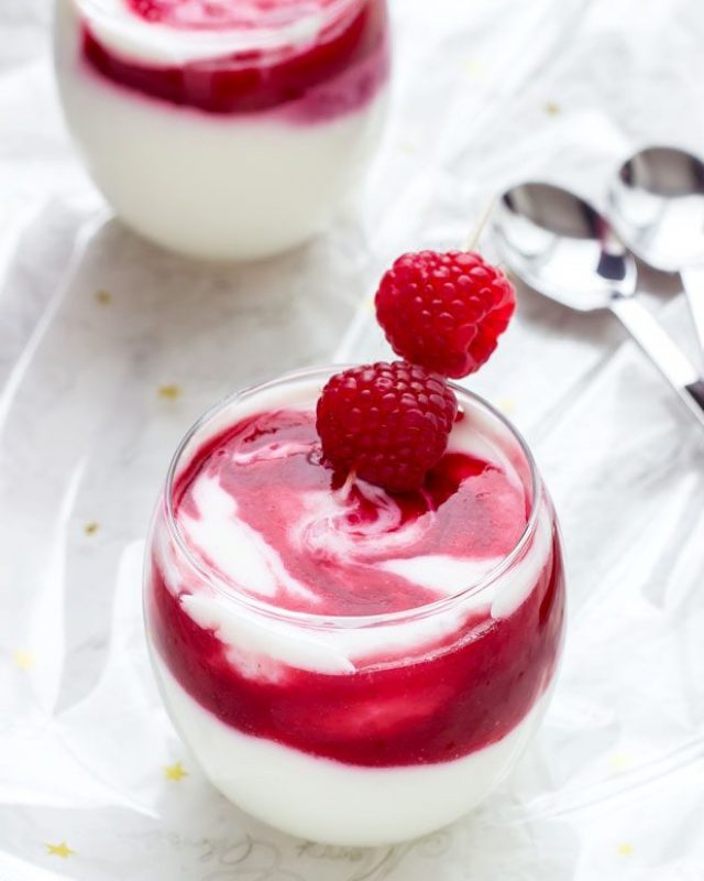 Raspberry Cottage Cheese Parfait - #recipe by #eatwell101 - https://www.eatwell101.com/raspberry-cottage-cheese-parfait-recipe