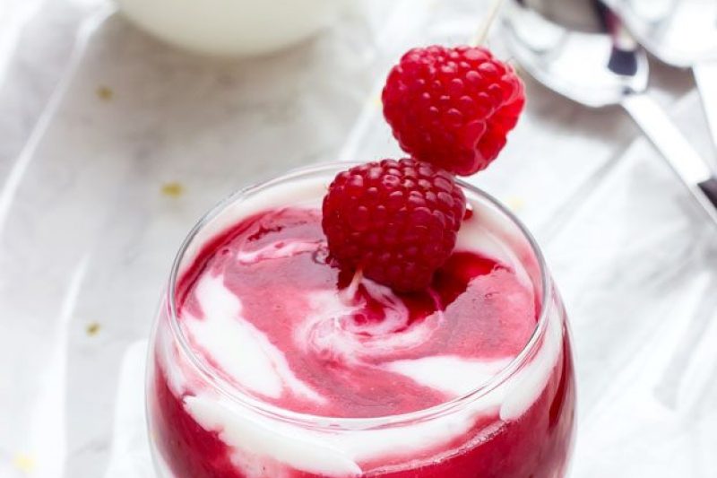 Raspberry Cottage Cheese Parfait - #recipe by #eatwell101 - https://www.eatwell101.com/raspberry-cottage-cheese-parfait-recipe