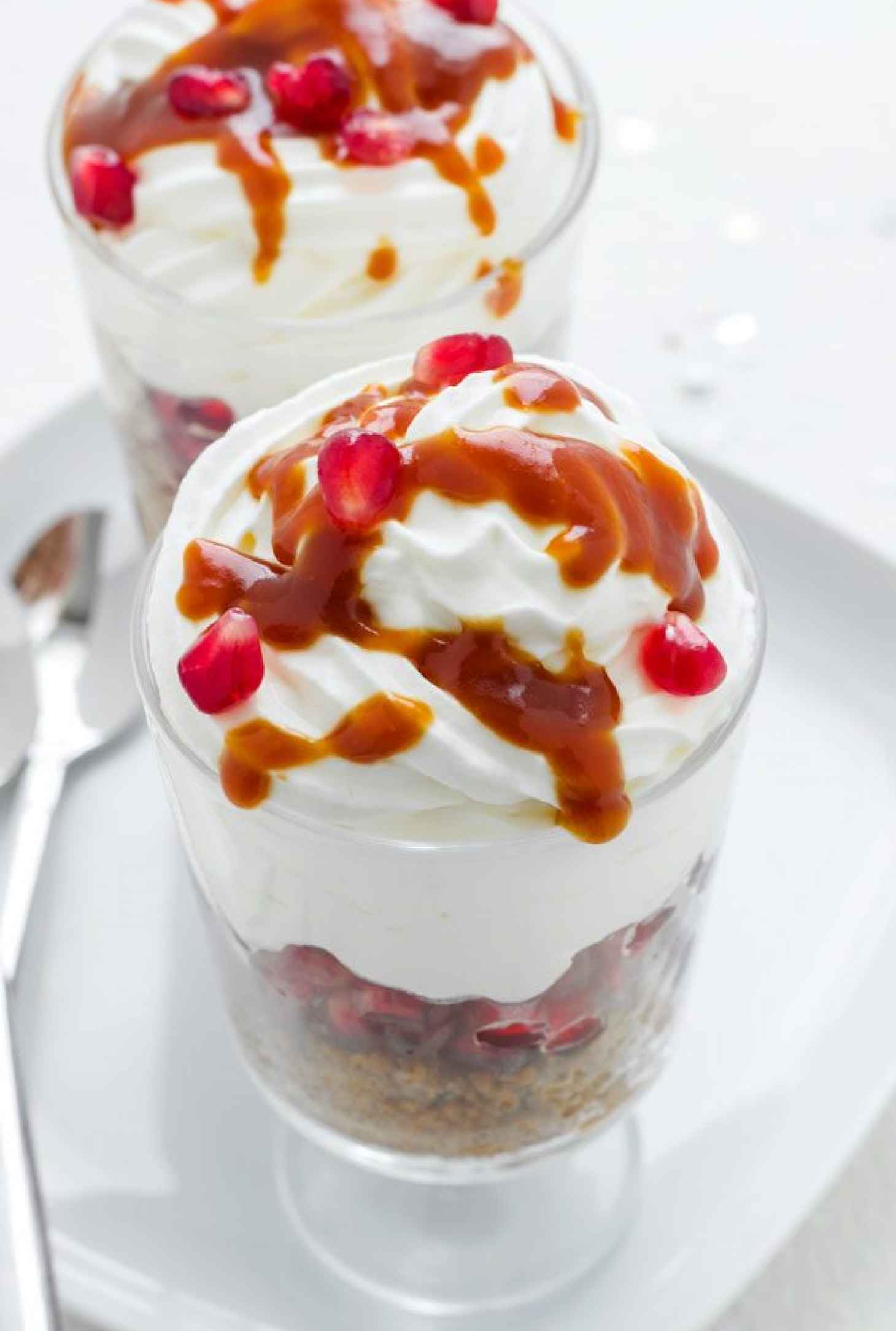 Layered Pomegranate Cheesecake Parfaits - #recipe by #eatwell101 - https://www.eatwell101.com/pomegranate-cheesecake-parfait-recipes