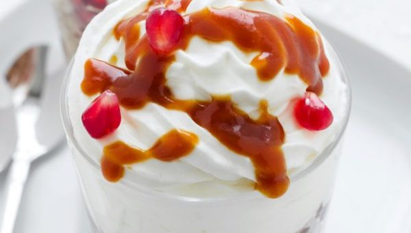 Layered Pomegranate Cheesecake Parfaits - #recipe by #eatwell101 - https://www.eatwell101.com/pomegranate-cheesecake-parfait-recipes