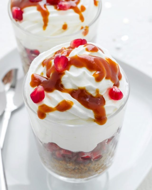 Layered Pomegranate Cheesecake Parfaits - #recipe by #eatwell101 - https://www.eatwell101.com/pomegranate-cheesecake-parfait-recipes