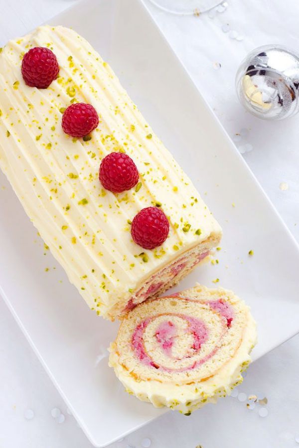 Raspberry Chocolate Cake Roll for your Holiday party - #recipe by #eatwell101 - https://www.eatwell101.com/raspberry-white-chocolate-cake-roll-recipe