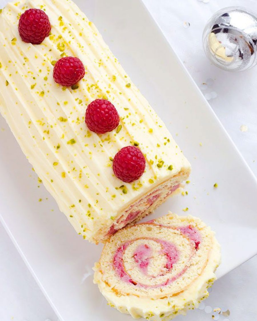 Raspberry Chocolate Cake Roll for your Holiday party - #recipe by #eatwell101 - https://www.eatwell101.com/raspberry-white-chocolate-cake-roll-recipe