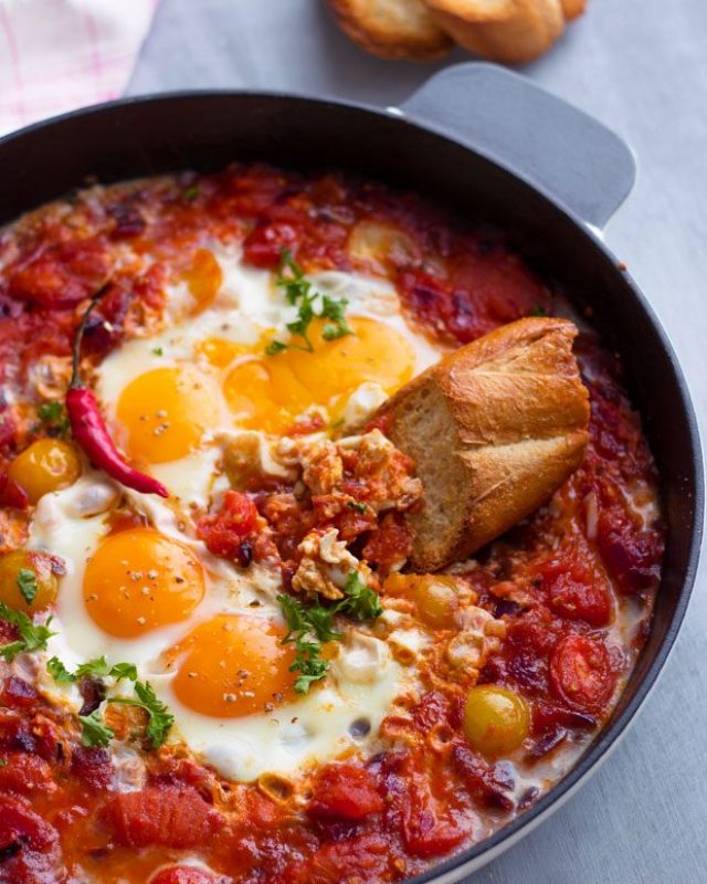 Holiday Breakfast: Eggs Tomato Breakfast Skillet - #recipe by #eatwell101 - https://www.eatwell101.com/holiday-breakfast-eggs-tomato-breakfast-skillet