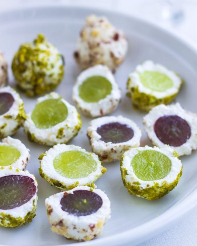 Last-Minute Appetizer: Goat Cheese Grape Balls - #recipe by #eatwell101 - https://www.eatwell101.com/goat-cheese-grape-balls-recipe