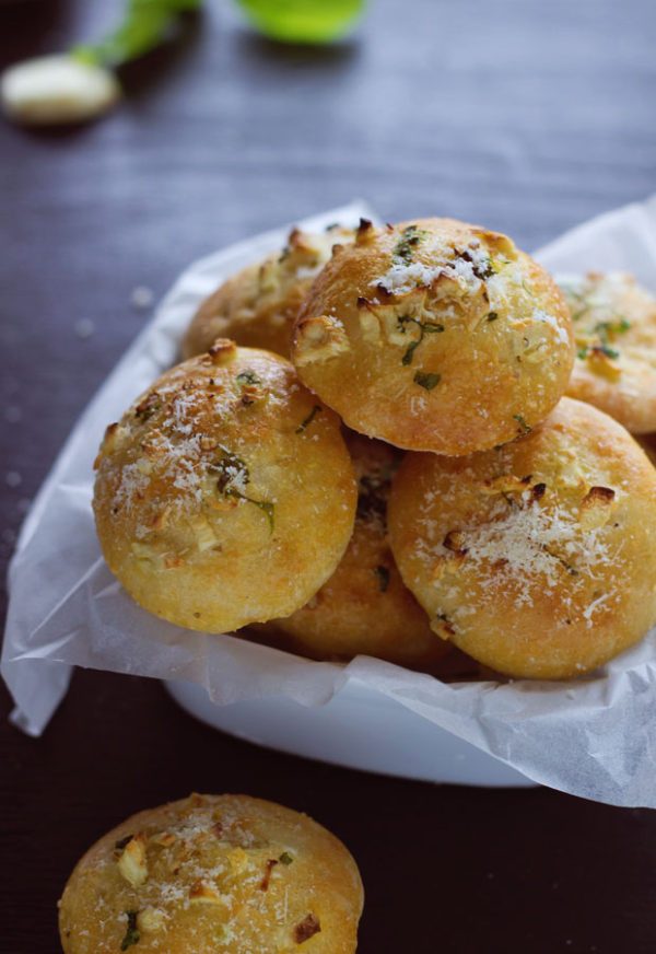 Garlic And Herb Dinner Rolls
