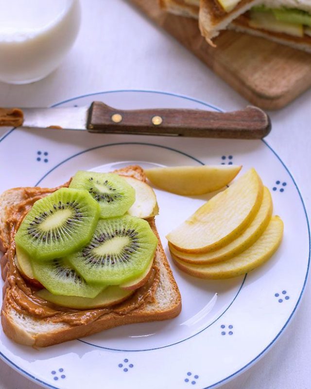 Apple Kiwi Peanut Butter Sandwich - #recipe by #eatwell101 - https://www.eatwell101.com/apple-kiwi-peanut-butter-sandwich-recipe
