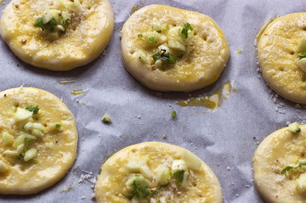 Super-Easy-and-Homemade-Garlic-bread