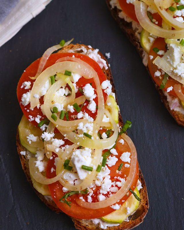 Zucchini Tomato and Feta Bruschetta - #recipe by #eatwell101 - https://www.eatwell101.com/zucchini-tomato-and-feta-bruschetta-recipe