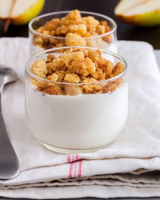 Crumble Yogurt Parfait - #recipe by #eatwell101 - https://www.eatwell101.com/greek-yogurt-pear-crisp-parfait-recipe