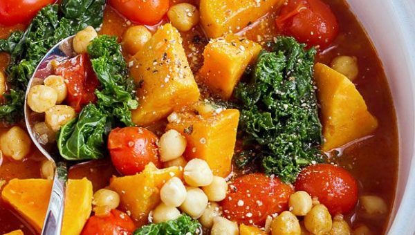 Sweet Potato, Kale and Chickpea Soup {Vegan} - #recipe by #eatwell101 - https://www.eatwell101.com/vegan-sweet-potato-kale-and-chickpea-soup-recipe