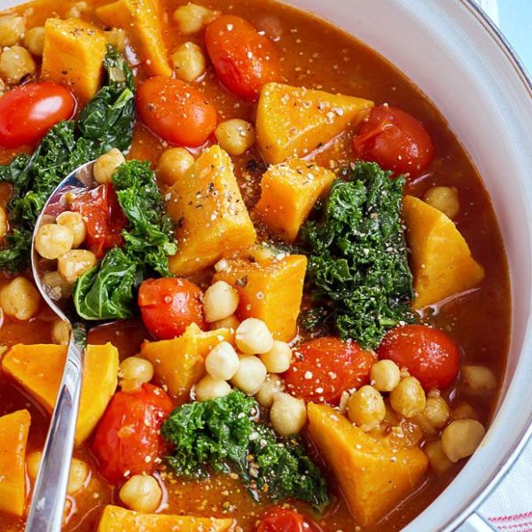 Sweet Potato, Kale and Chickpea Soup {Vegan} - #recipe by #eatwell101 - https://www.eatwell101.com/vegan-sweet-potato-kale-and-chickpea-soup-recipe