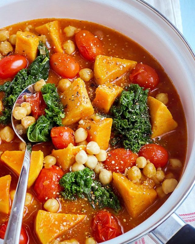 Sweet Potato, Kale and Chickpea Soup {Vegan} - #recipe by #eatwell101 - https://www.eatwell101.com/vegan-sweet-potato-kale-and-chickpea-soup-recipe