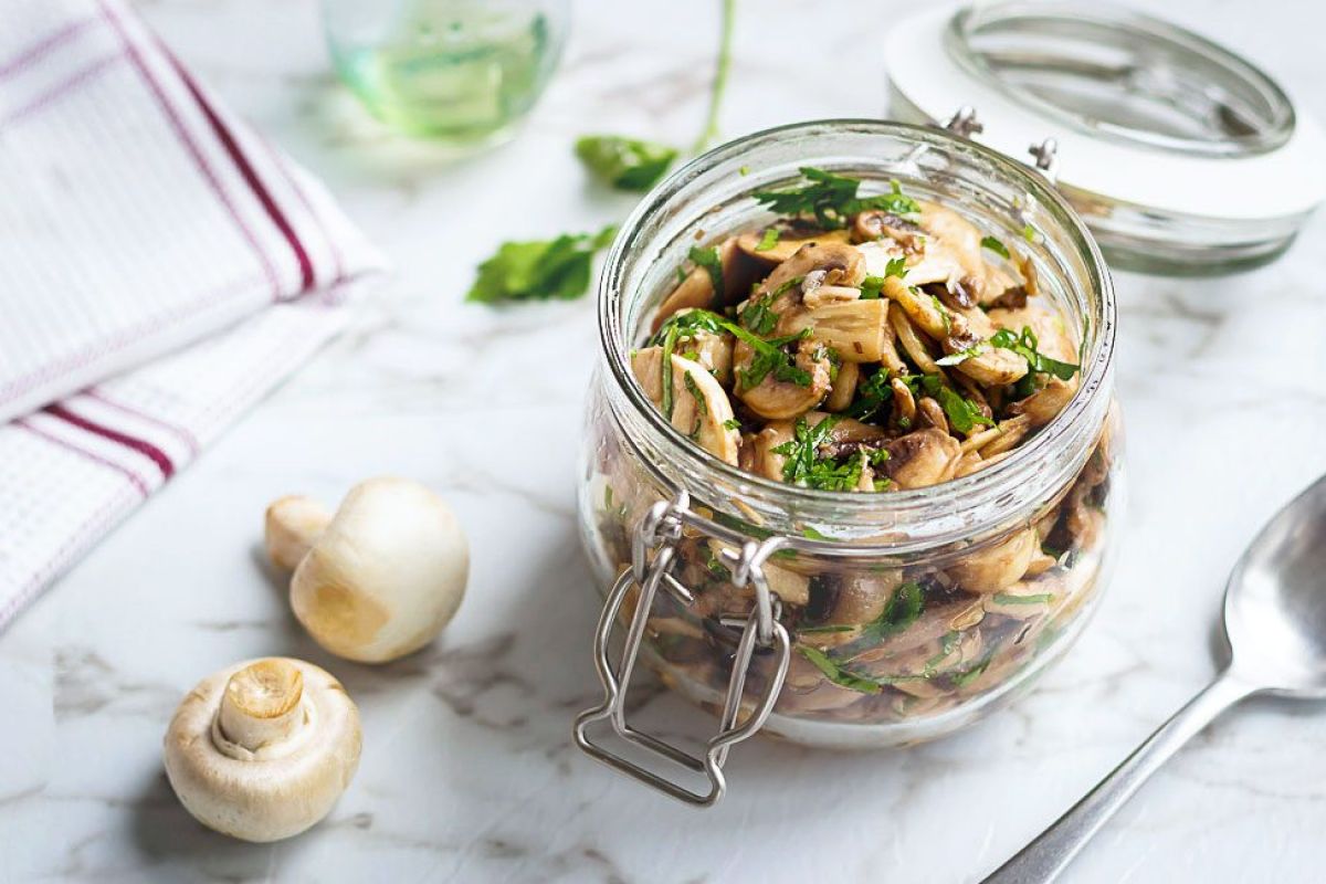 Garlic and Parsley Marinated Mushrooms