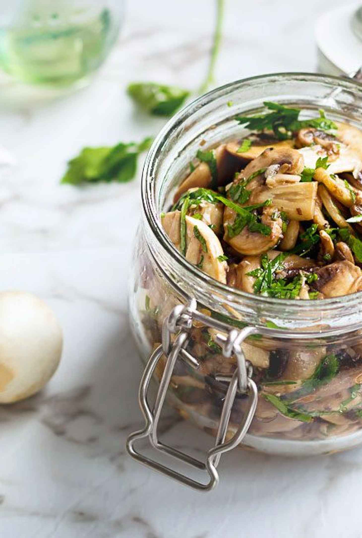 Garlic and Parsley Marinated Mushrooms - #recipe by #eatwell101 - https://www.eatwell101.com/marinated-mushrooms-recipe