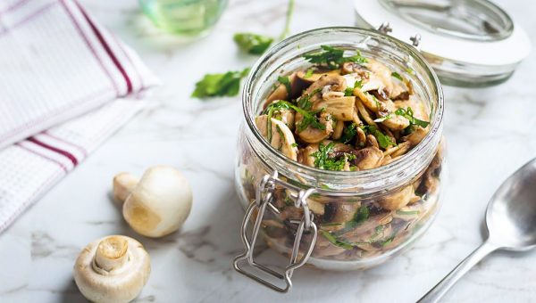 Garlic and Parsley Marinated Mushrooms - #recipe by #eatwell101 - https://www.eatwell101.com/marinated-mushrooms-recipe