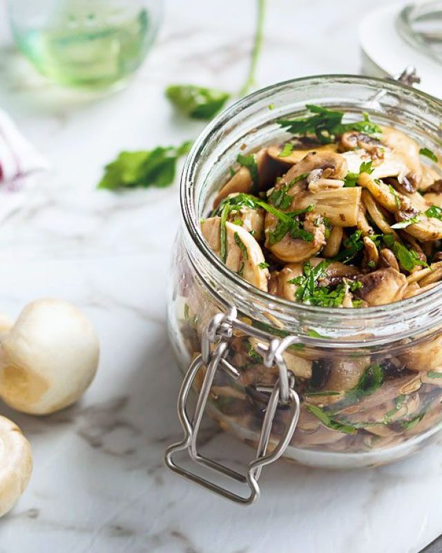 Garlic and Parsley Marinated Mushrooms - #recipe by #eatwell101 - https://www.eatwell101.com/marinated-mushrooms-recipe