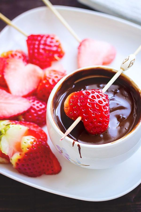 Strawberry Chocolate Fondue - #recipe by #eatwell101 - https://www.eatwell101.com/strawberry-chocolate-fondue-recipe