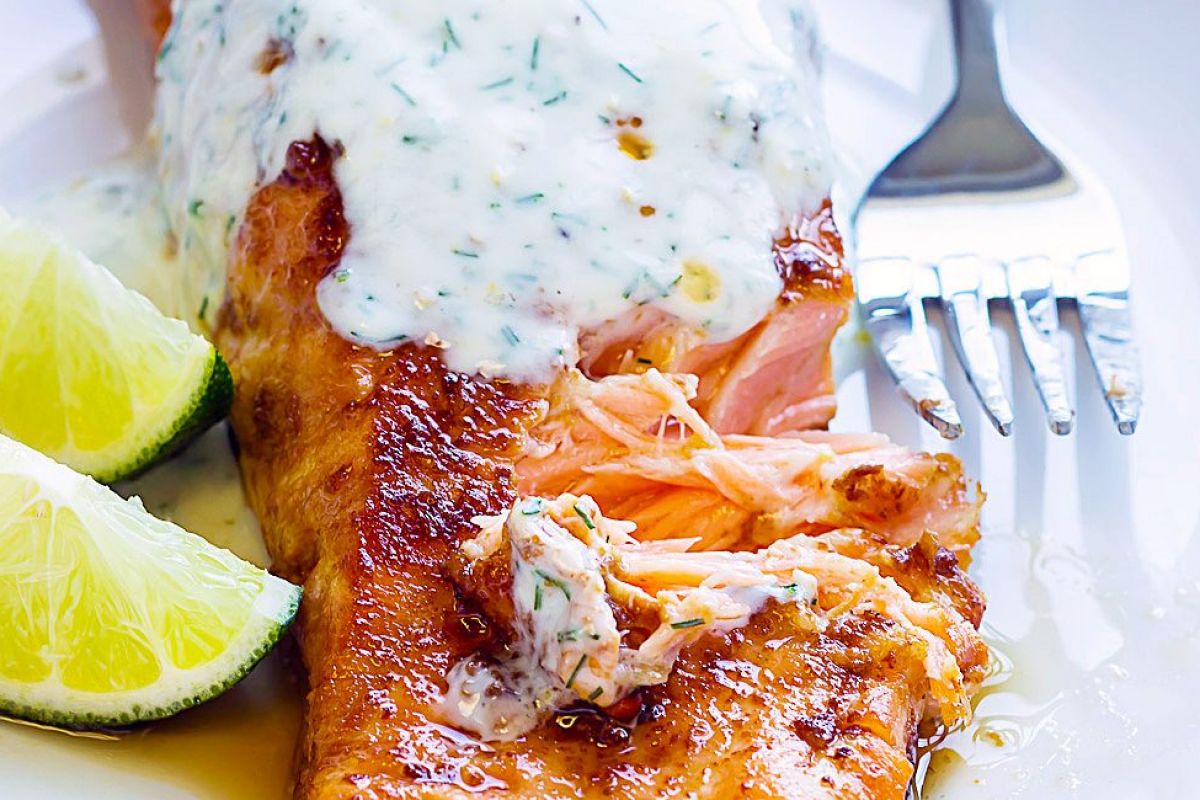 Spicy Sriracha-Glazed Salmon with Yogurt Sauce