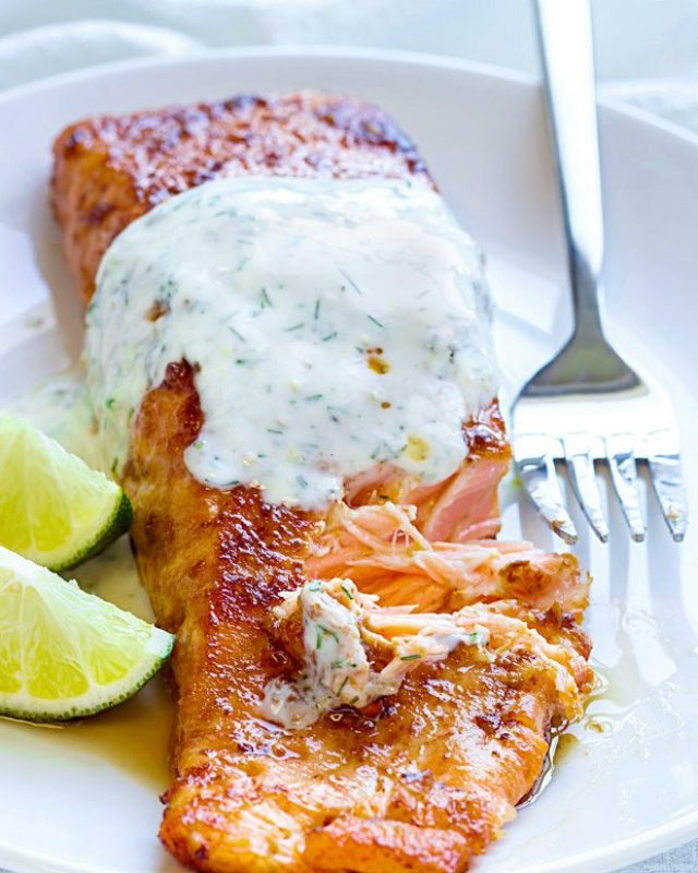 Spicy Sriracha-Glazed Salmon with Yogurt Sauce - #recipe by #eatwell101 - https://www.eatwell101.com/spicy-harissa-glazed-salmon-with-yogurt-sauce