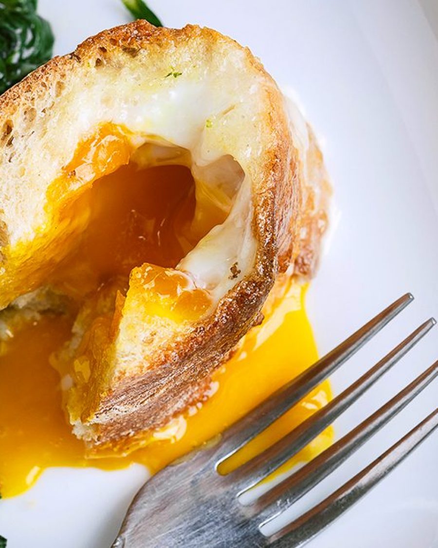 Baked Egg Baguette & Spinach Breakfast - #recipe by #eatwell101 - https://www.eatwell101.com/egg-baguette-breakfast-recipe