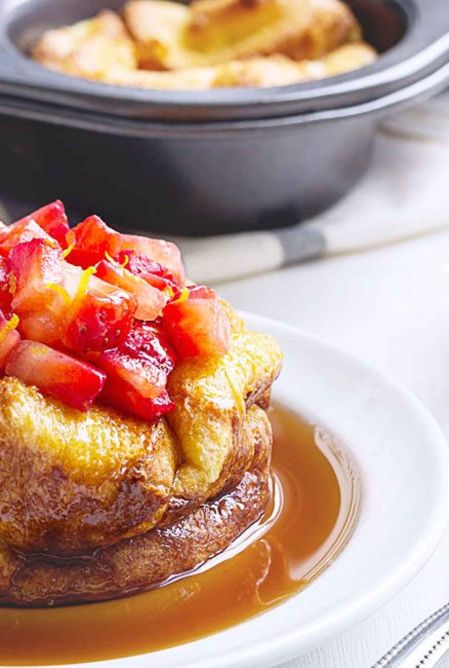 Baked French Toast Muffins with Strawberry Salsa - #recipe by #eatwell101 - https://www.eatwell101.com/baked-french-toast-muffins-recipe