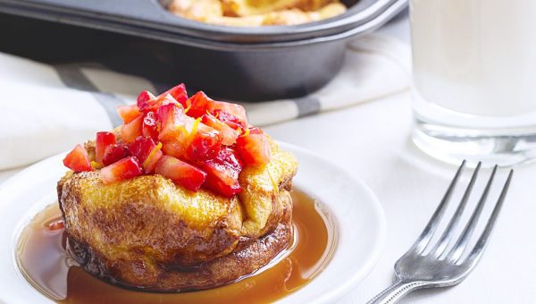 Baked French Toast Muffins with Strawberry Salsa - #recipe by #eatwell101 - https://www.eatwell101.com/baked-french-toast-muffins-recipe