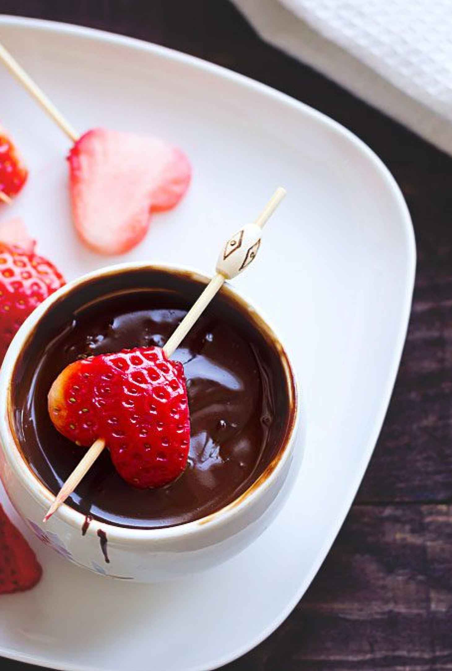 Strawberry Chocolate Fondue - #recipe by #eatwell101 - https://www.eatwell101.com/strawberry-chocolate-fondue-recipe