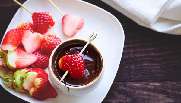 Strawberry Chocolate Fondue - #recipe by #eatwell101 - https://www.eatwell101.com/strawberry-chocolate-fondue-recipe