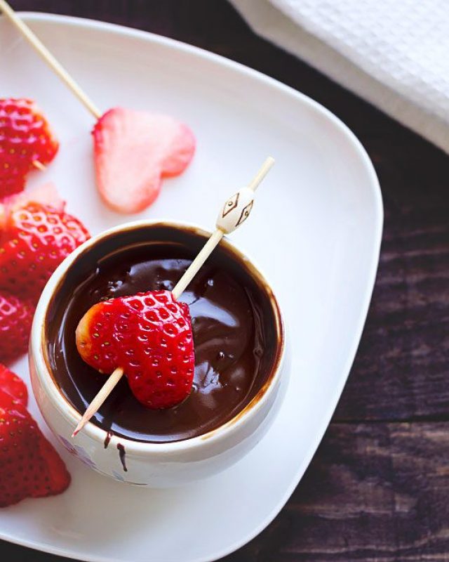 Strawberry Chocolate Fondue - #recipe by #eatwell101 - https://www.eatwell101.com/strawberry-chocolate-fondue-recipe