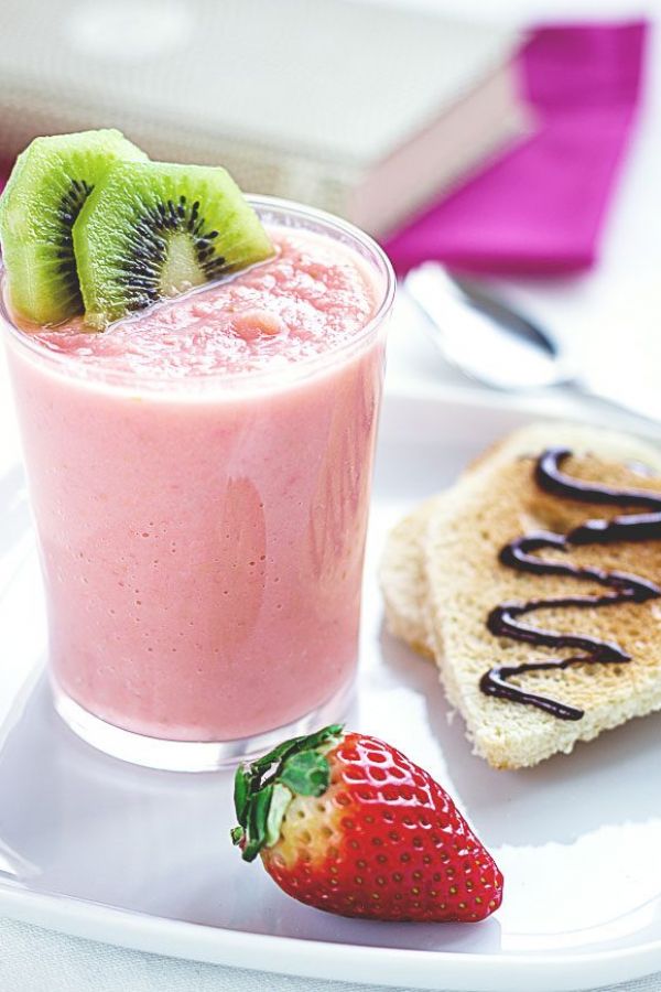 Breakfast in Bed: Valentine Strawberry Smoothie - #recipe by #eatwell101 - https://www.eatwell101.com/valentine-breakfast-smoothie-recipe