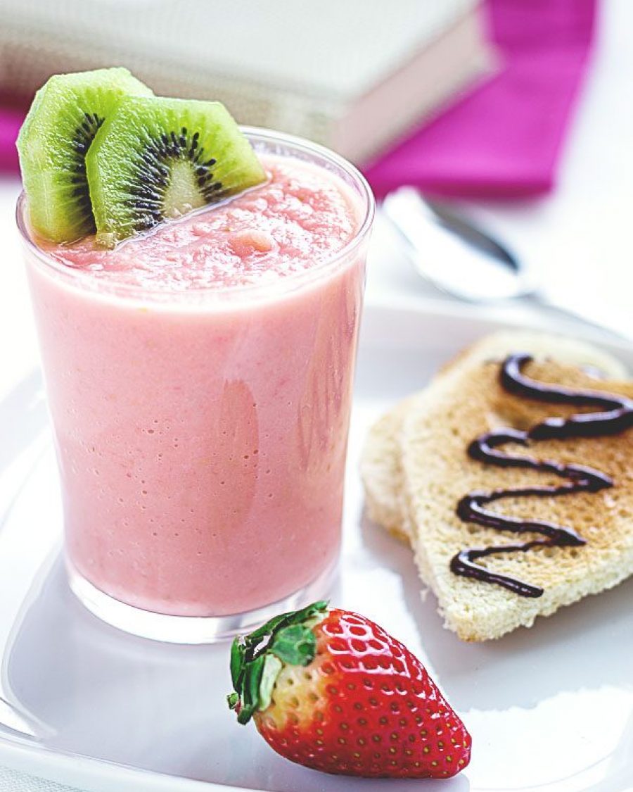 Breakfast in Bed: Valentine Strawberry Smoothie - #recipe by #eatwell101 - https://www.eatwell101.com/valentine-breakfast-smoothie-recipe