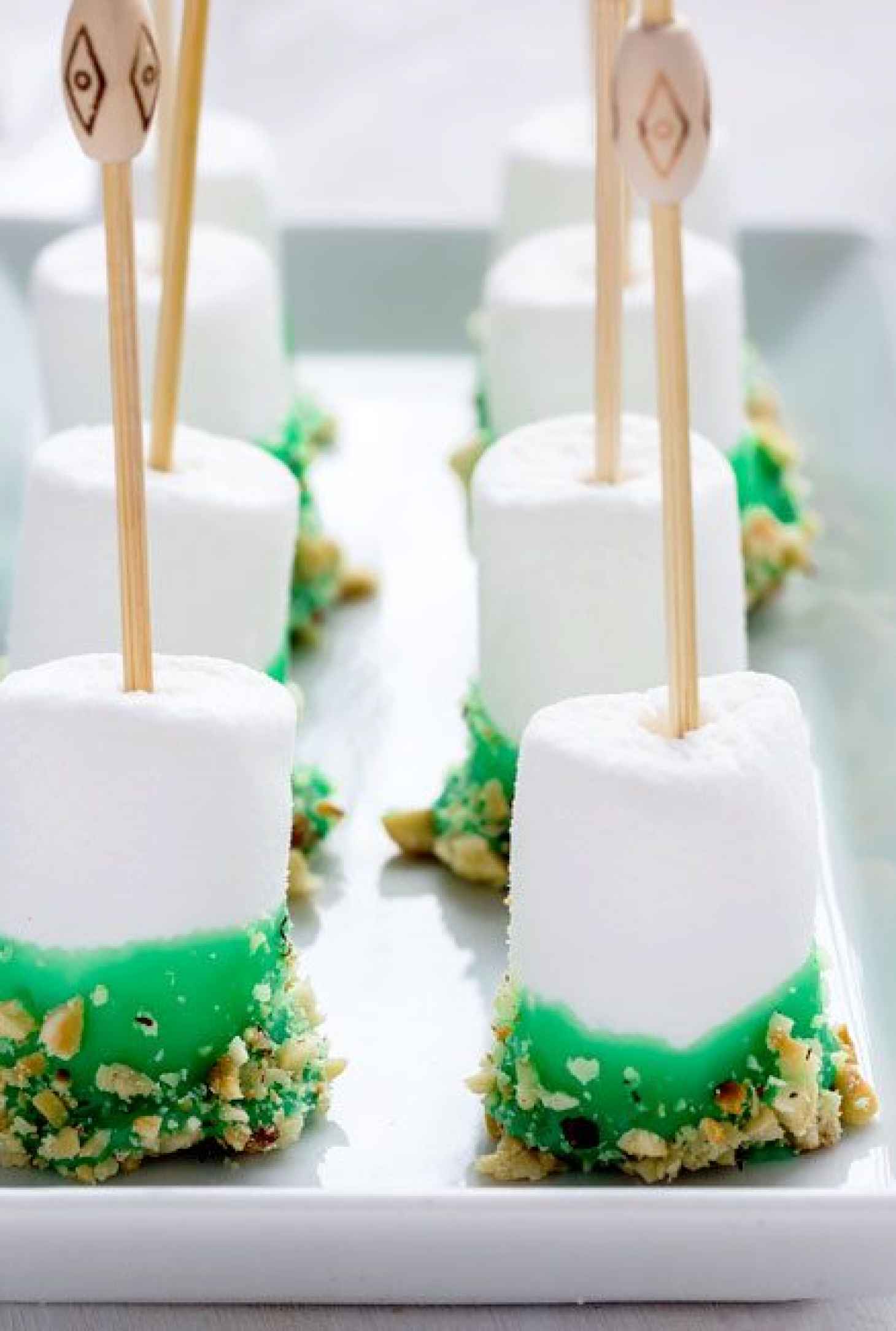 Chocolate Marshmallow Pops for St. Patrick’s Day - #recipe by #eatwell101 - https://www.eatwell101.com/st-patricks-day-chocolate-covered-marshmallow-pops