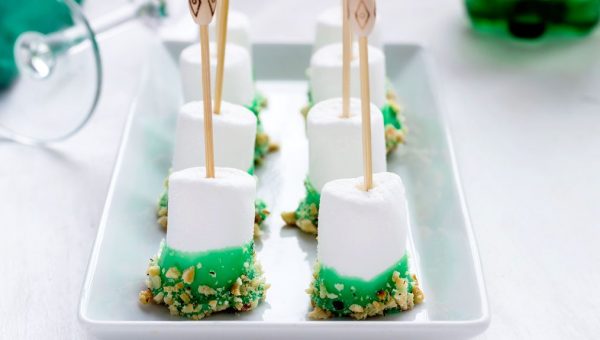 Chocolate Marshmallow Pops for St. Patrick’s Day - #recipe by #eatwell101 - https://www.eatwell101.com/st-patricks-day-chocolate-covered-marshmallow-pops