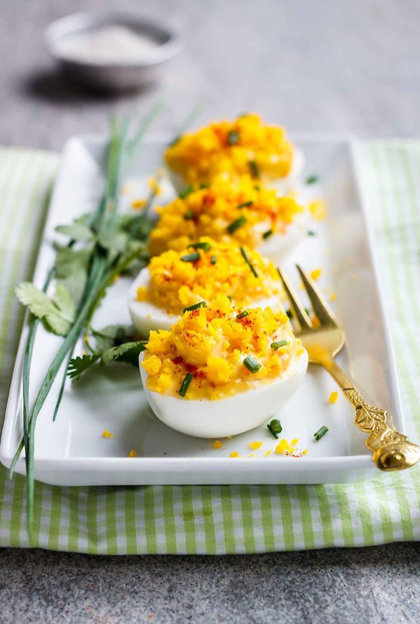 Spicy Deviled Eggs - #recipe by #eatwell101 - https://www.eatwell101.com/best-deviled-eggs-recipe