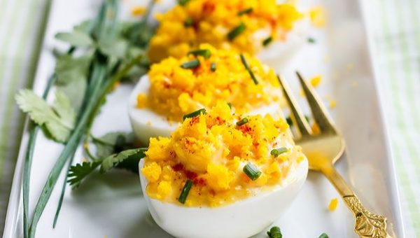 Spicy Deviled Eggs - #recipe by #eatwell101 - https://www.eatwell101.com/best-deviled-eggs-recipe