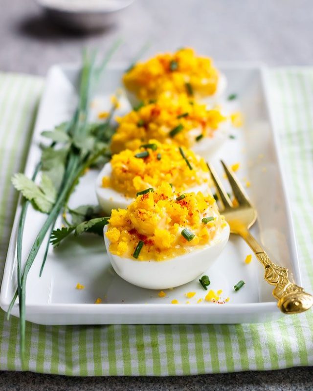 Spicy Deviled Eggs - #recipe by #eatwell101 - https://www.eatwell101.com/best-deviled-eggs-recipe