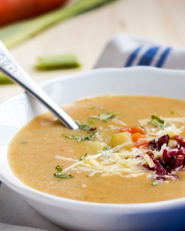 Creamy Potato Soup with Crispy Bacon - #recipe by #eatwell101 - https://www.eatwell101.com/potato-soup-recipes