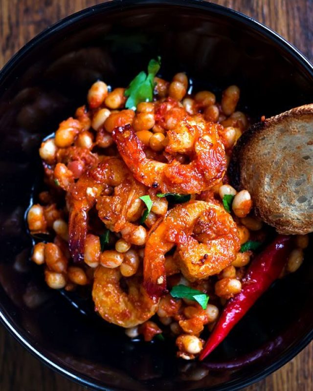 Spicy Garlic Shrimp and White Beans - #recipe by #eatwell101 - https://www.eatwell101.com/garlic-shrimp-and-white-beans-recipe