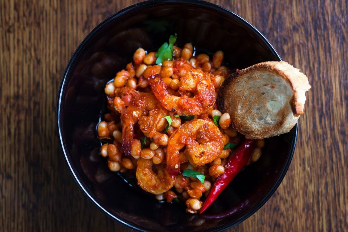 Spicy Garlic Shrimp and White Beans