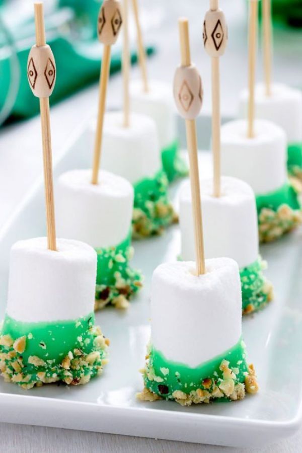 Chocolate Marshmallow Pops for St. Patrick’s Day - #recipe by #eatwell101 - https://www.eatwell101.com/st-patricks-day-chocolate-covered-marshmallow-pops