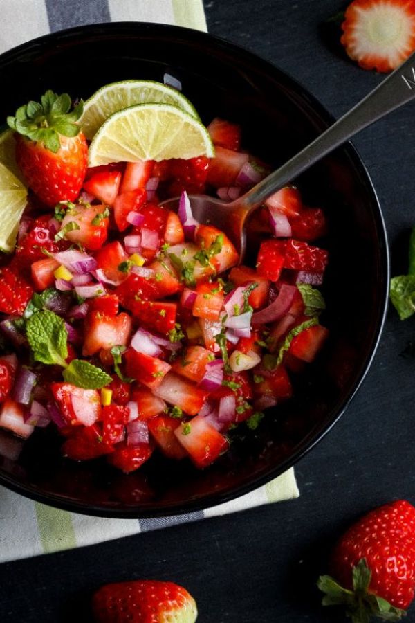 Skinny Fresh Strawberry Salsa - #recipe by #eatwell101 - https://www.eatwell101.com/skinny-fresh-strawberry-salsa-recipe
